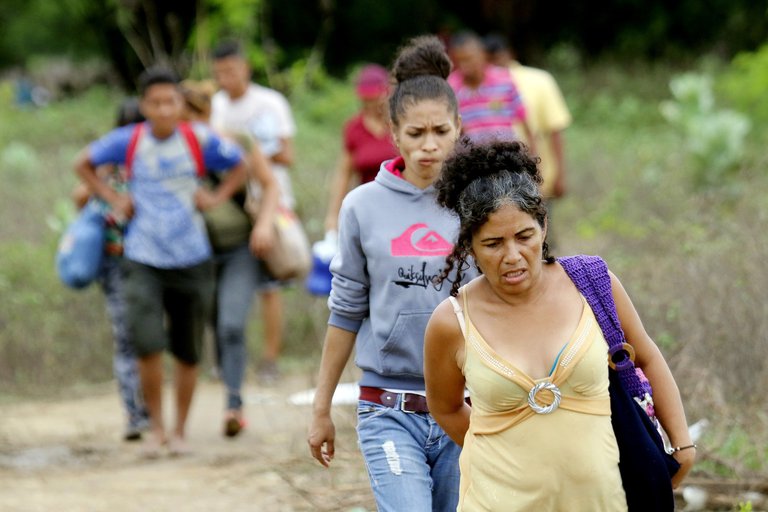 Migrantes venezolanas trabajan más horas, pero perciben un sueldo menor en Colombia